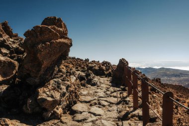 Kanarya Adaları 'nın bir parçası olan Tenerife' nin eşsiz kayalık arazisinin üzerindeki Teide volkanik kuleleri antik volkanik aktivite tarafından oluşturulan dramatik jeolojik özellikleri gözler önüne seriyor..