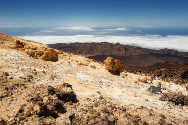 Kanarya Adaları 'nın bir parçası olan Tenerife' nin eşsiz kayalık arazisinin üzerindeki Teide volkanik kuleleri antik volkanik aktivite tarafından oluşturulan dramatik jeolojik özellikleri gözler önüne seriyor..