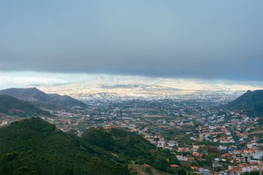 Keskin kayaları ve derin vadileri olan ünlü dağ sırası Anaga, Kanarya adaları, Tenerife.