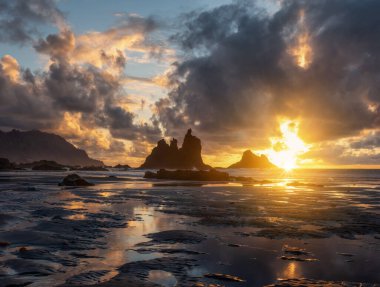 Sahilde güzel bir gün batımı