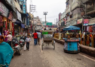 Varanasi, Uttar Pradesh, Hindistan - Şubat 2015: Eski kentteki Godowlia Chowk yolundan yoğun pazar sahnesi.
