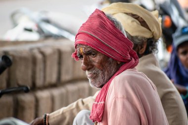 Somnath, Gujarat, Hindistan - Aralık 2018: Yüzünde düşünceli bir ifadeyle yaşlı bir Hintlinin samimi portresi.