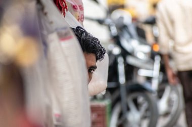 Somnath, Gujarat, Hindistan - Aralık 2018: Caddeye bakan genç bir Hintlinin gözü.