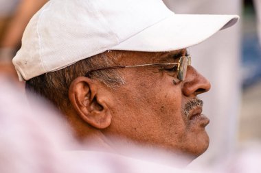 Nagpur, Maharashtra, Hindistan - Mart 2019: Gözleri kapalı oturan Hintli bir adamın samimi bir portresi.