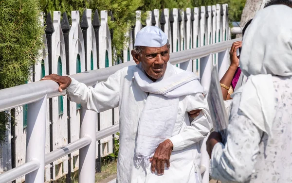 インド マハラシュトラ州ナグプル 2019年3月 伝統的な白いドレスを着たインド人男性と ナグプルの街の通りにあるガンディー帽の率直な肖像 — ストック写真