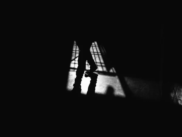 Egy Sötét Helyen Sétáló Ember Lábának Sziluettje — Stock Fotó