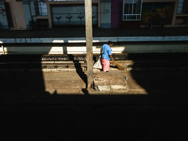 Chennai Tamil Nadu Índia Janeiro 2020 Trabalhador Saneamento Limpa Trilhos — Fotografia de Stock