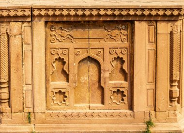 Prayagraj şehrindeki Khusro Bagh 'taki Babür döneminden kalma mezarların duvarlarındaki güzel oymalar..