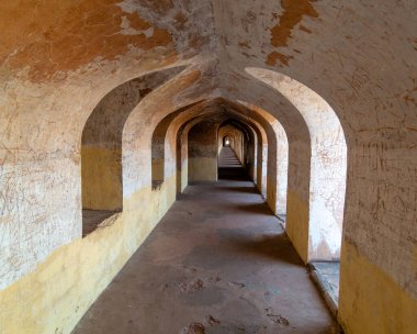 Lucknow, Uttar Pradesh, Hindistan - Şubat 2015: Lucknow 'daki Bhulbhulaiya labirentinin kemerli iç kısımları.