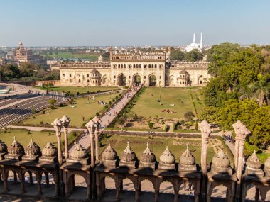 Lucknow, Uttar Pradesh, Hindistan - Şubat 2015: Mughal bahçelerinin manzarası ve eski kentteki Bara İmambara kompleksinin büyük kemerli kapısı.