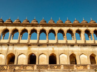 Lucknow, Uttar Pradesh, Hindistan - Şubat 2015: Bhulbhulaiya labirentinin eski kentteki Bara İmambara 'daki zarif duvarları.