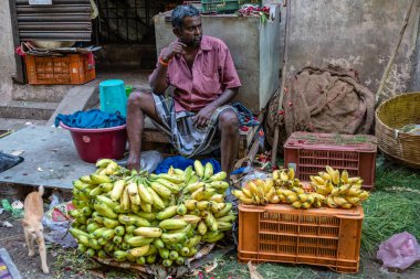 Chennai, Tamil Nadu, Hindistan - Ağustos 2018: Georgetown pazarında sokakta muz satan bir Hintli adam.