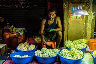 Chennai, Tamil Nadu, Hindistan - Ağustos 2018: Georgetown çiçek pazarında çiçek satan Hintli bir adam.