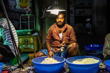 Chennai, Tamil Nadu, Hindistan - Ağustos 2018: Georgetown pazarında çiçek satan Hintli bir adamın portresi.