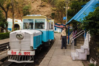 Barog, Himachal Pradesh, Hindistan - Mayıs 2012: Kalka ile Shimla arasındaki dar ölçü demiryolu hattı üzerinde seyahat eden eski bir yolcu vagonu Barog Tren İstasyonu 'nda durdu.