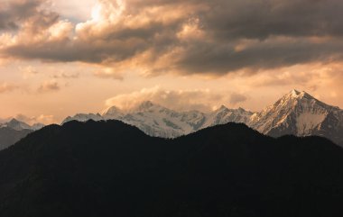Hindistan 'ın Himachal Pradesh kentindeki Sarahan köyünden görülebilen Shrikhand Mahadev sıradağları..