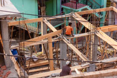 Sarahan, Himachal Pradesh, Hindistan - Mayıs 2012: İnşaat halindeki bir binanın ahşap çerçeveleri ve destek kirişleri.
