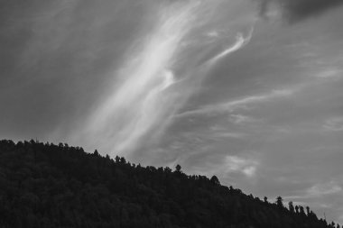 Hindistan 'ın Sarahan köyündeki bir dağ sırtı üzerinde siyah ve beyaz bulutlar..