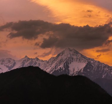 Gökyüzündeki bulutları dolduran güzel günbatımı renkleri Shrikhand Mahadev 'in Himalayalar zirvesinde, Sarahan' da..