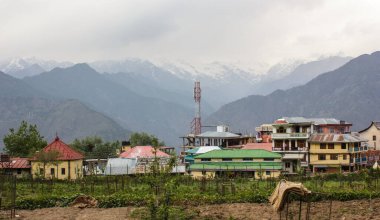 Himalaya 'nın Sarahan köyü, karlı dağlarla kaplı..