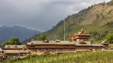 Himalaya 'nın Sarahan köyündeki Bhimakali antik Hindu tapınağı..