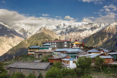 Kinner Kailash sıradağları Hindistan 'ın Kinnaur kentindeki Himalaya köyü Kalpa' ya zemin oluşturur..