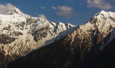 Kinner Kailash dağlarının kar manzarası Kinnaur, Hindistan 'daki Kalpa köyünden geliyor..