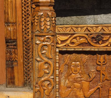 Hindistan 'ın Kinnaur kentindeki Kalpa köyündeki antik bir Hindu tapınağının ahşap kapısındaki süslü oymaların detayları..