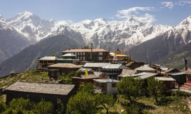 Hindistan 'ın Kinnaur kentindeki Kinner Kailash Dağları' nın Himalaya tepeleriyle çevrili Kalpa köyü manzarası..