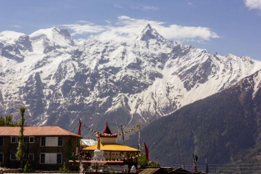 Kinnaur, Hindistan 'daki Kalpa köyündeki Kinner Kailash Sıradağları' nın arka planında yer alan antik, sarı çatılı Budist manastırı..