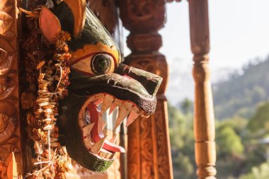 Hint Himalayaları 'ndaki Kinnaur' daki Kalpa köyündeki antik Hindu tapınağının kapısına korkunç bir ahşap heykel çizmiş..