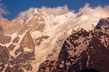Kar, Hindistan 'ın Kinnaur kentindeki Kalpa köyünde bir HImalayan dağının yamaçlarını kapladı..