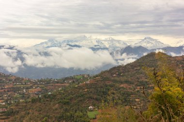 Nepal 'in Tansen kasabası yakınlarındaki bir tepenin üzerindeki Annapurna sıradağları..