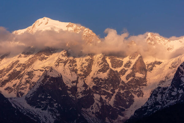 Прекрасный вид на заснеженный пик в Гималайской горной цепи в деревне Кальпа в Киннауре в Индийских Гималаях
.
