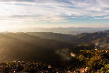 Güneş ışınları tepelerden akarak Mizoram 'daki Aizawl şehrini vurur..