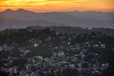 Hindistan 'ın kuzeydoğusundaki Mizoram' daki Aizawl şehrinin etrafını saran tepelerin üzerindeki günbatımı renkleri..