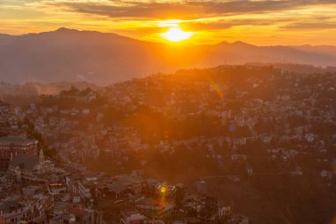 Hindistan 'ın kuzeydoğusundaki Mizoram' daki Aizawl şehrinin etrafını saran tepelerin üzerindeki günbatımı renkleri..