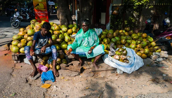 체리요 2020 인도의 노점상들이 옆에서 코코넛 워터를 — 스톡 사진