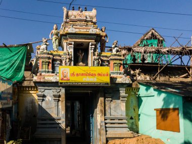 Pondicherry 'de. Hindistan - Şubat 2020: Hindistan 'ın Pondicherry şehrinde yenilenmekte olan bir Hindu tapınağının renkli bir kulesi.