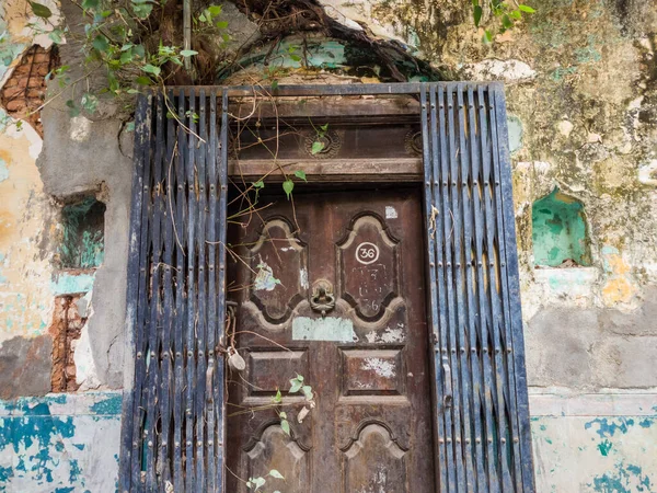 Trichy Inde Février 2020 Une Porte Bois Ruine Recouverte Végétation — Photo