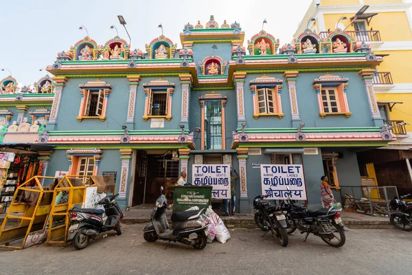 ポンディシェリ インド 2020年2月 外のトイレを指す駐車バイクや標識のある寺院 — ストック写真