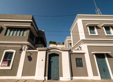 Pondicherry, Hindistan - Şubat 2020: Pondicherry 'nin eski çeyreğinde gri, beyaz ve soluk mavi kapılı güzel bir Fransız mimarisi.