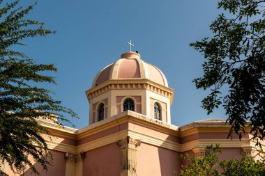 Meleklerin Hanımı Kilisesi 'nin kubbesi Hindistan' ın Pondicherry şehrinde geleneksel Fransız mimarisinde inşa edilmiştir..