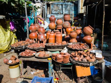 Trichy, Tamil Nadu, Hindistan - Şubat 2020: Tiruchirappalli kentinin pazarlarında yol kenarındaki bir mağazaya etnik toprak eşyalar yığıldı.