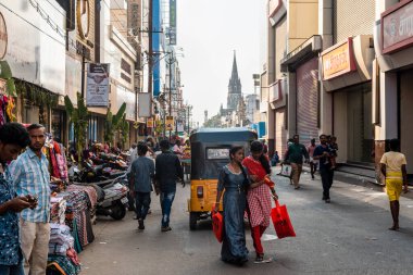 Trichy, Tamil Nadu, Hindistan - Şubat 2020: Tiruchirappalli kentindeki işlek bir pazar caddesinde yürüyen Hintli kadınlar.