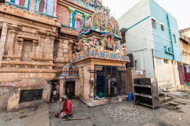 Trichy, Tamil Nadu, Hindistan - Şubat 2020: Hindistan 'ın Tiruchirappalli kentindeki antik Hindu tapınağı kompleksi Jambukeshwar içinde renkli, süslü bir çatısı olan küçük bir türbe.