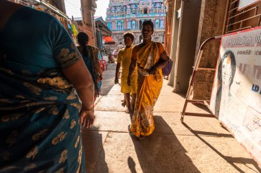 Trichy, Tamil Nadu, Hindistan - Şubat 2020: Hintli hacılar Tirchirappalli 'deki antik Jambukeshwar tapınağının giriş kapısında yürüyorlar.