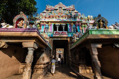 Trichy, Tamil Nadu, Hindistan - Şubat 2020: Tiruchirappalli kentindeki Jambukeshwar tapınağının girişindeki renkli antik tapınak kulesi.