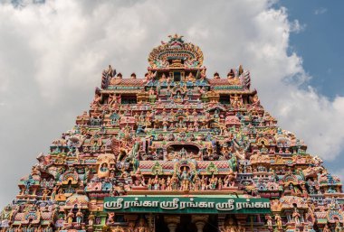 Trichy, Tamil Nadu, Hindistan - Şubat 2020: Srirangam 'daki antik Ranganathaswamy tapınağının güzel oyulmuş ve renkli giriş kulesi.