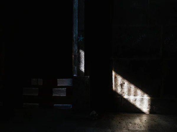 Pedaço Luz Atingindo Antigas Paredes Pedra Salão Escuro Dentro Templo — Fotografia de Stock